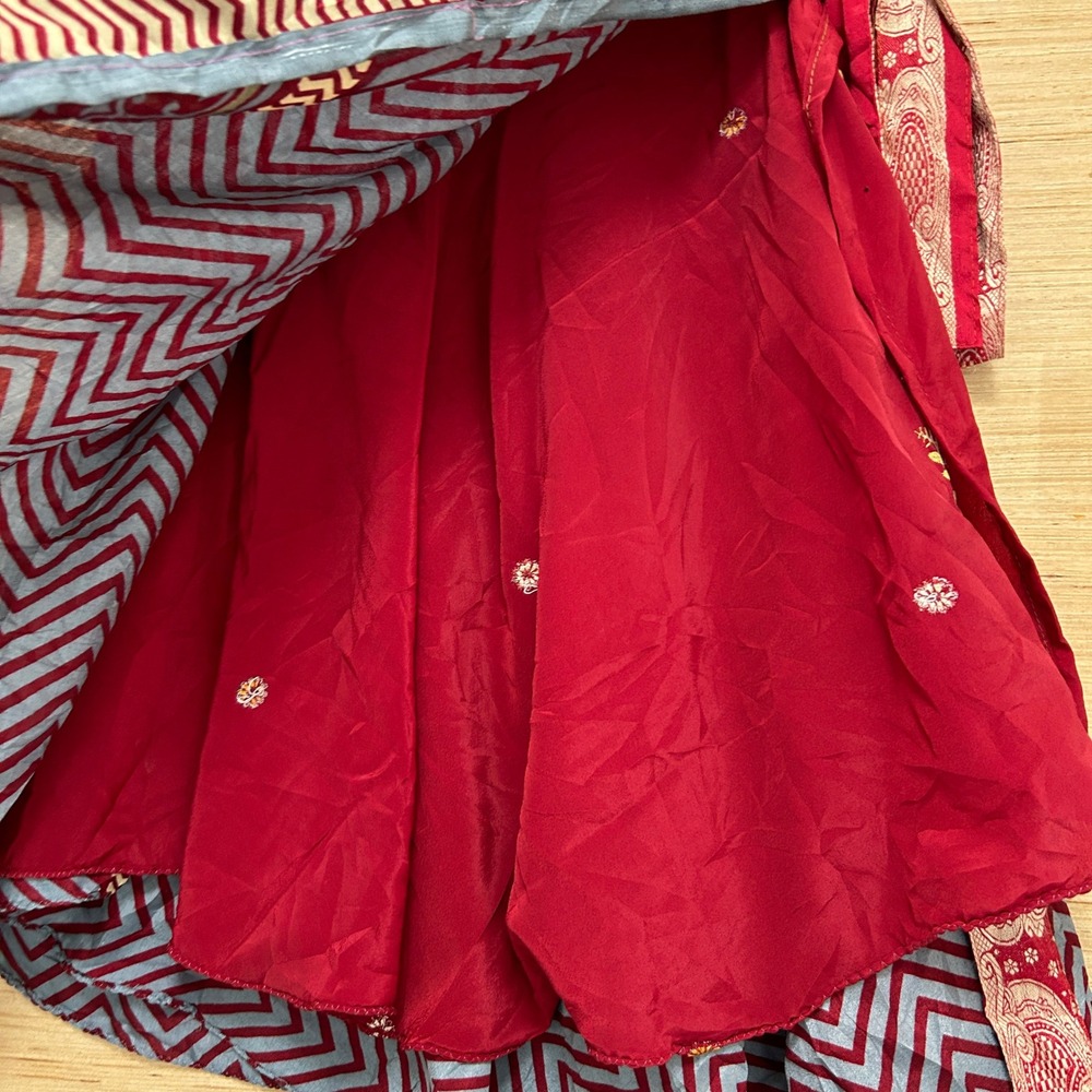 Darn Good Yarn Silk Reversible Sari Wrap Skirt Red Grey Chevron Paisley 4-12 - Picture 2 of 8